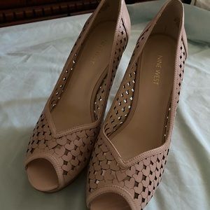NINE WEST HEARTS DESIGN PUMPS